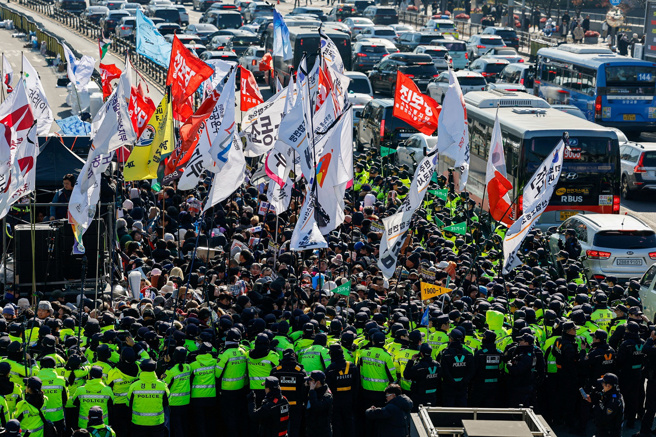 图为4日南韩民眾在总统官邸附近抗议遭弹劾的总统尹锡悦。（路透社）