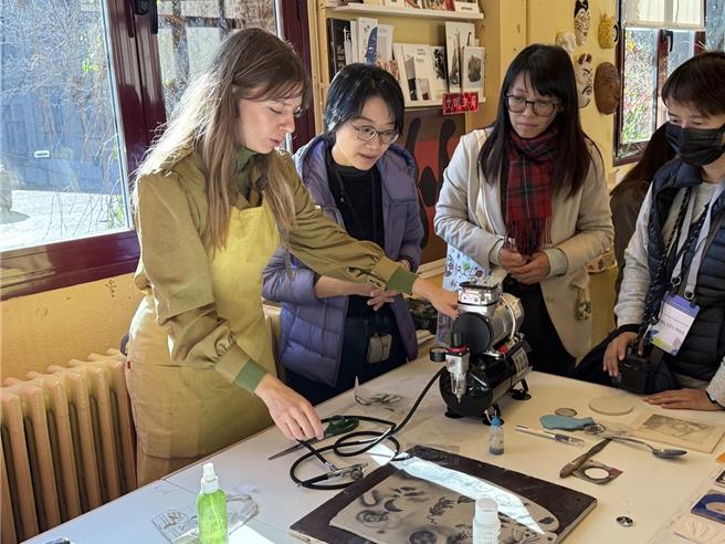 台湾教师到西班牙公立马德里陶瓷学校课堂参访。（教育部提供／林志成台北传真）