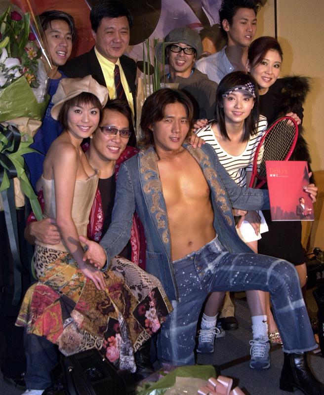 蒋伟文2002年初写真集，同家族艺人力挺。（图／中时资料照）