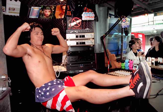 蒋伟文曾裸露上身, 担任DJ。（图／中时资料照）