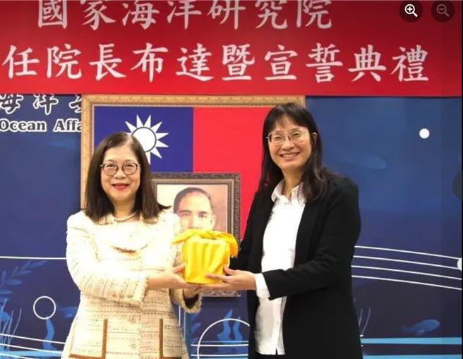 国家海洋研究院于1月2日误用错误版的国旗当背景，此照片已被海委会官网摘除。（摘自脸书谁比朕更有力／林瑞益高雄传真）