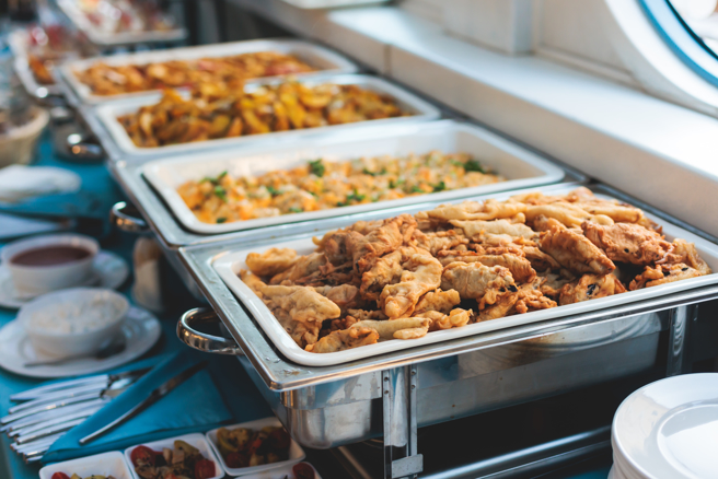 Buffet餐厅深受民眾喜爱，但离职员工说，餐厅动线、食物种类及位置都有经过「设计」，易让人产生饱足感。（示意图，shutterstock／达志）