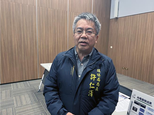 台南市政府环保局长许仁泽5日表示，2年来该局已全面清查全市686处地面型光电案场，主动发现15处案场有异样，均要求回復原状并函送台南地检署侦办；未来针对新申设的光电案场，更将加强管制。（洪荣志摄）