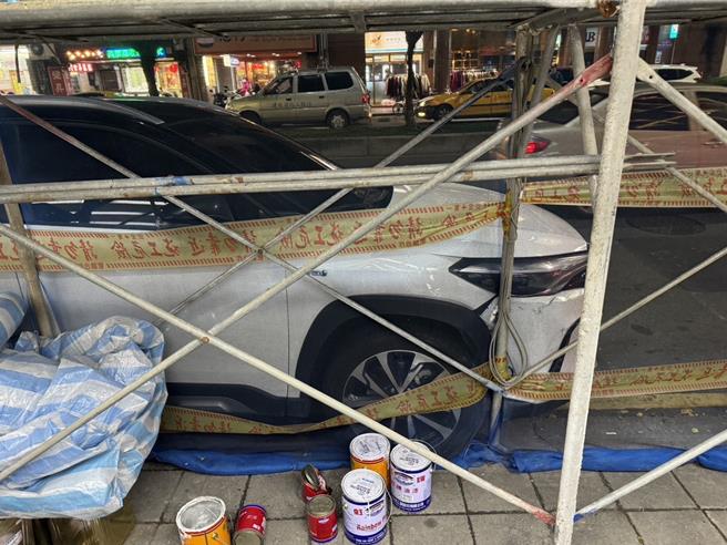 三重重新路三段4日晚发生自撞车祸，驾驶疑似吸毒。（三重警分局提供）