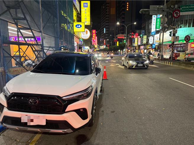 三重重新路三段4日晚发生自撞车祸，驾驶疑似吸毒。（三重警分局提供）