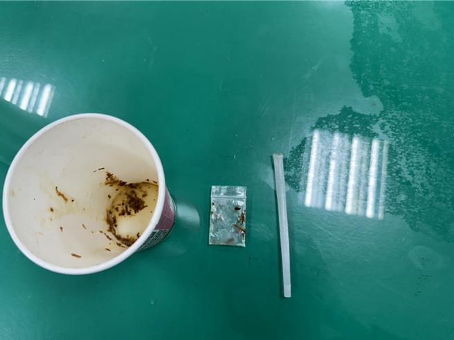 三重重新路三段4日晚发生自撞车祸，警方在车上搜出毒品残渣。（三重警分局提供）