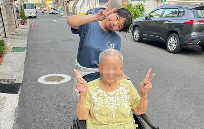 林姓阿嬷以拾荒维生，生病无法行走后颓废焦虑，居服员李安麒推轮椅陪伴她捡拾回收，平抚焦虑心情。（读者提供／程炳璋台南传真）