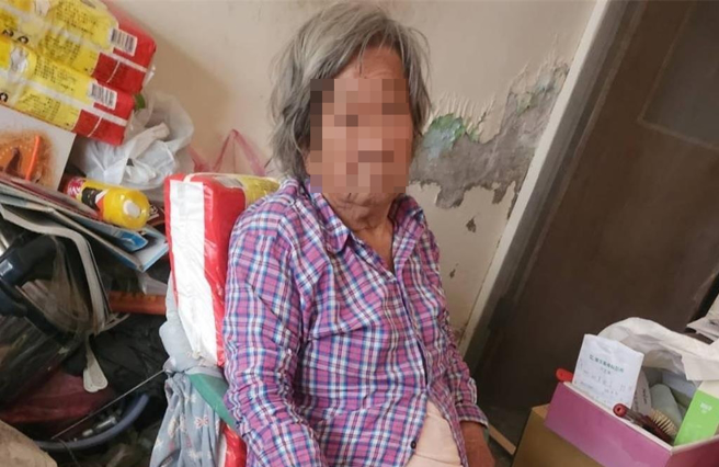 林姓阿嬷高龄85岁，之前因无力行走，无法外出拾荒，只能待在家中看着家中拾来的回收品无法变卖，变得颓废焦虑。（读者提供／程炳璋台南传真）