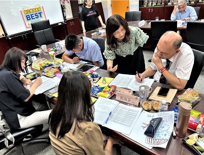 辅导团员引导练习。（教育局提供）