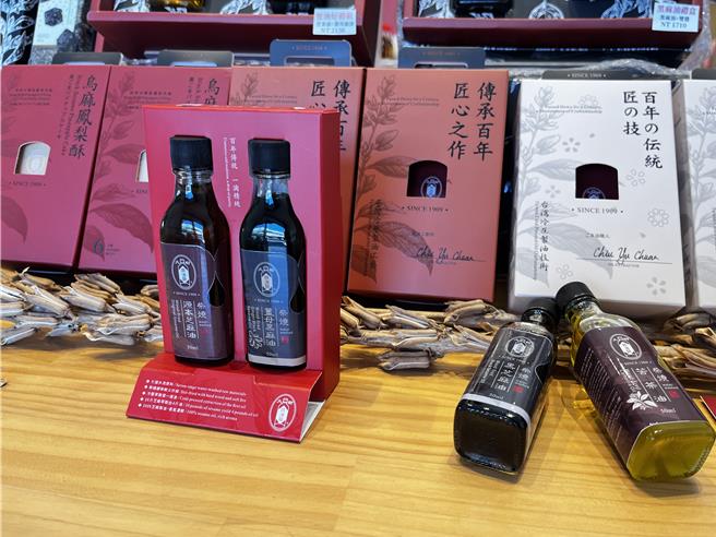 大树麻油行携手设计团队共同打造全新的「油品体验组」包装，在高市府青年局举办的「大港经典升级提案竞赛」中夺得佳绩，目前已正式商品化投入市场销售。（高市府青年局提供／洪浩轩高雄传真）