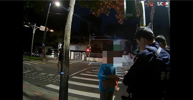 警方协助失智妇人返家。（警方提供）