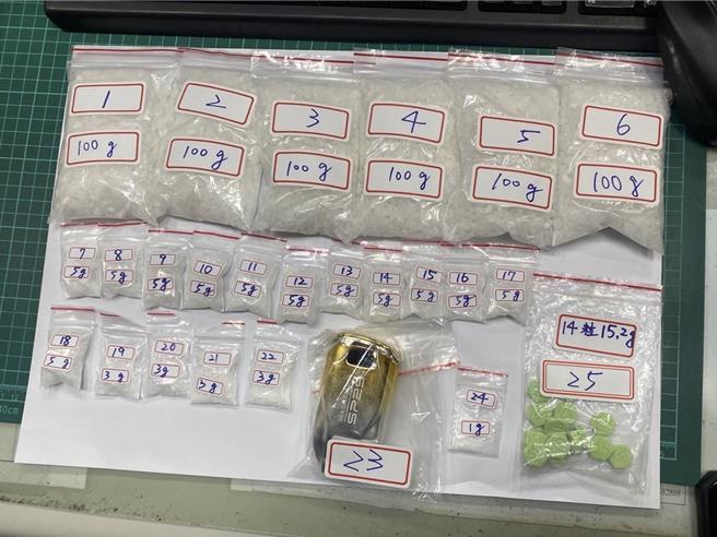 警方從涉嫌毒駕袁男車內起獲大量毒品。（警方提供）