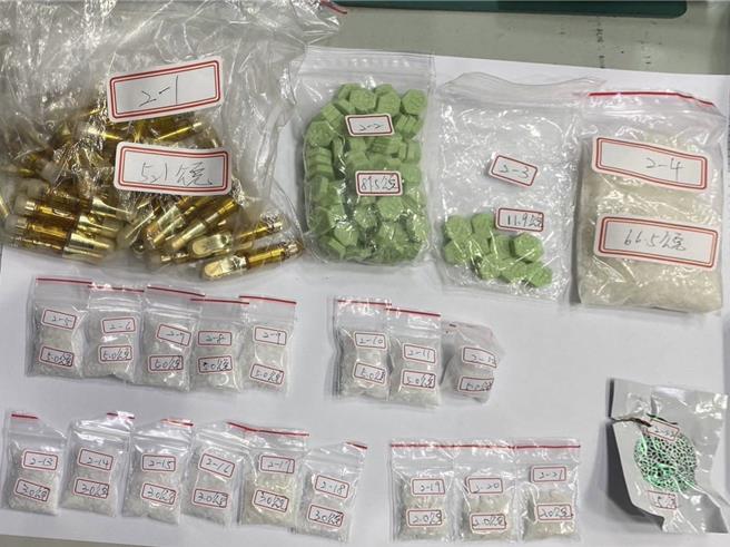 警方從涉嫌毒駕袁男車內起獲大量毒品。（警方提供）