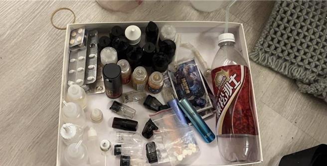 警方從姚男住處起獲依托咪酯煙油、分裝瓶、菸彈、K毒等各式毒品。（警方提供）