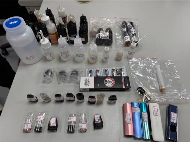 警方從姚男住處起獲依托咪酯煙油、分裝瓶、菸彈、K毒等各式毒品。（警方提供）