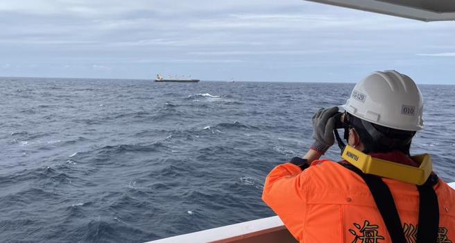 馬紹爾群島籍「PANORIA」貨輪4日傍晚在鵝鑾鼻西南方23浬處，以無線電發出遇險信號。海巡署人員獲報到場觀察貨輪的情形。（海巡署提供／林瑞益高雄傳真）