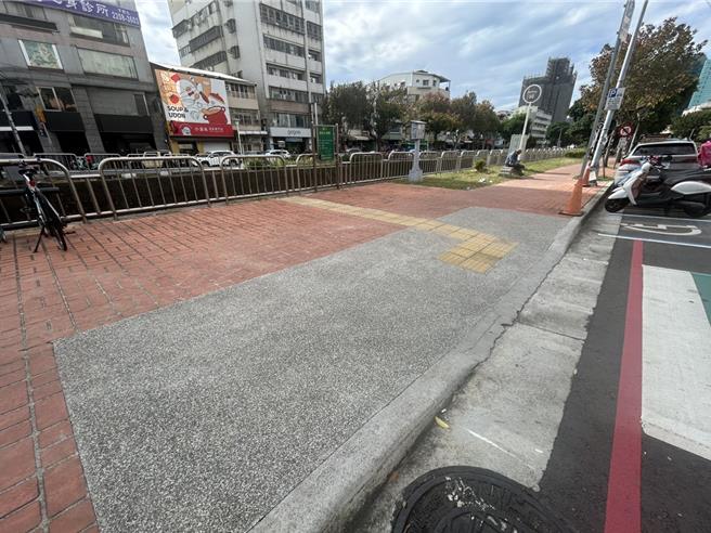 台中市议员陈俞融指出，许多路口的警示型导盲砖设置方式易造成混淆，视障者误以为是引导型导盲砖而跟随前进。（陈淑娥摄）