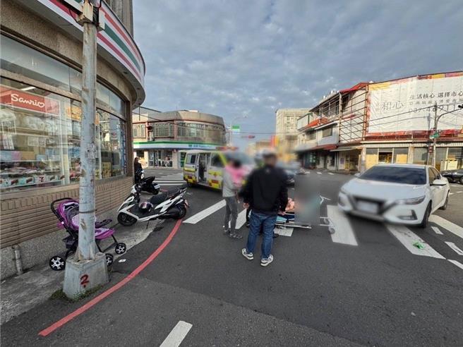 頭份市再傳行人地獄，謝姓男子駕車擦撞橫越斑馬線嬰兒車，造成3歲孫女受輕傷。（讀者提供／謝明俊苗栗傳真）