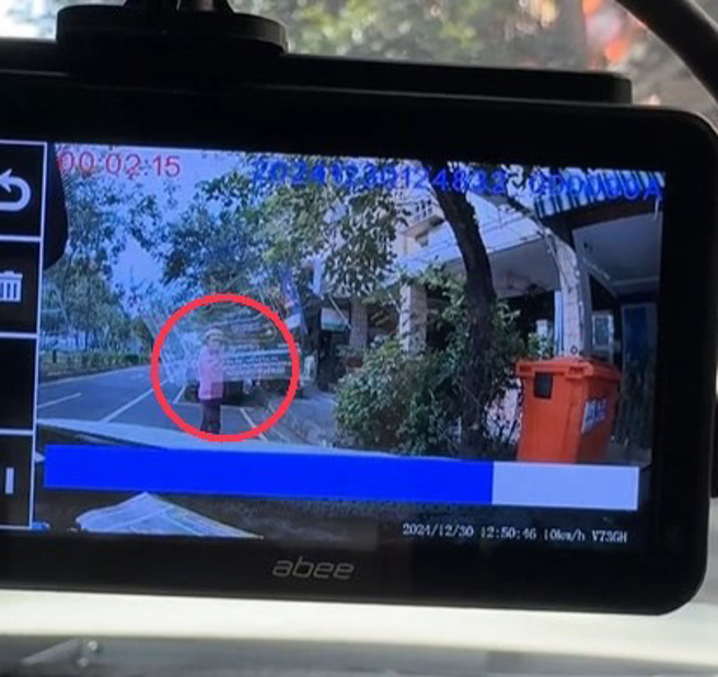 面对妇人的霸道无理，儘管网友耐心提醒，但妇人却得寸进尺地呛声：「年轻人都不懂尊重」。（图 / 翻摄自脸书社群「爆料公社」）