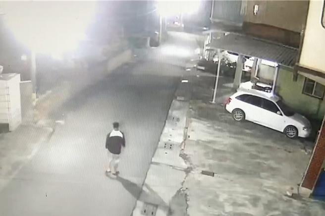 翁男走向蘇男住處，隨後與蘇男發生口角，涉嫌持刀殺死蘇男。（民眾提供／羅琦文屏東傳真）
