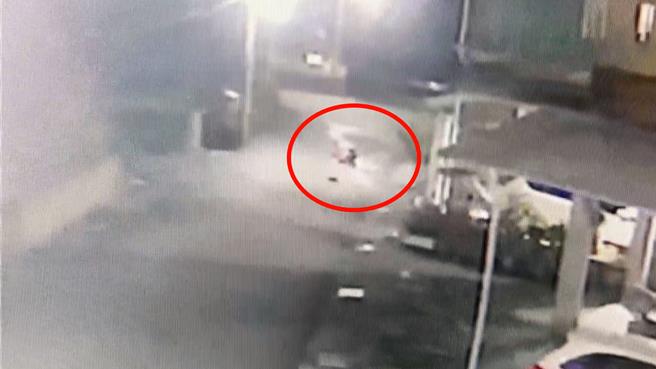 蘇男追出屋外，但沒多遠就倒在地，送醫搶救不治。（民眾提供／羅琦文屏東傳真）