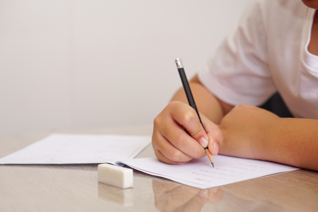 大陆国小学生的作文《爸妈半夜的秘密》在网路爆红。（示意图，shutterstock／达志）