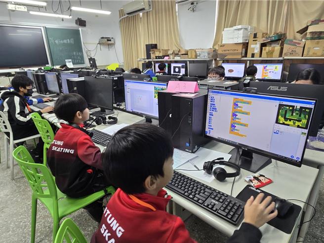 台東縣貓咪盃Scratch創意實作競賽決賽共31支國中小隊伍一較高下。（蔡旻妤攝）