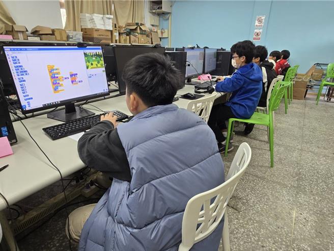 台東縣貓咪盃Scratch創意實作競賽決賽共31支國中小隊伍一較高下。（蔡旻妤攝）