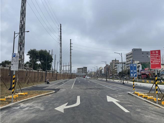 桃园市中坜运动公园区段徵收工程预计在2月完成，为纾解中坜后站停车位不足问题，在区域内规画3处公有停车场于6日开放民眾使用，交通局公告停车费率收费每小时20元，以半小时计价。（吕筱蝉摄）