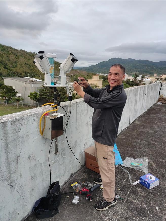 台灣親子觀星會前理事長吳雪瑞協助滿州國小觀測火流星。（滿州國小提供／羅琦文屏東報導）