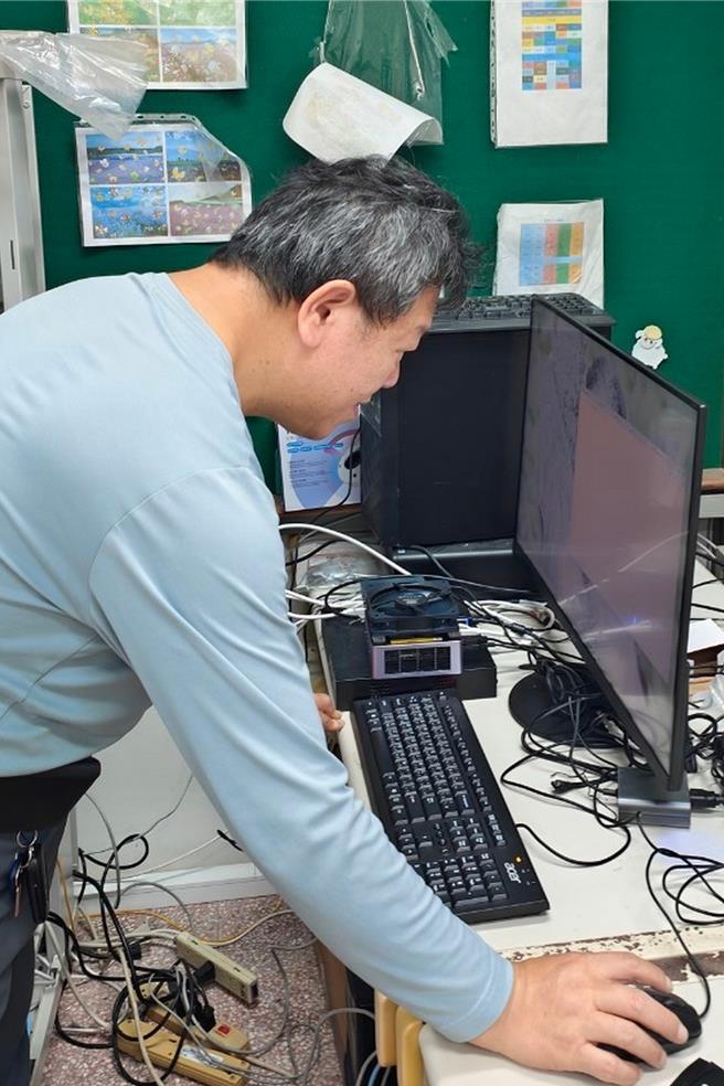 星僑數位站長陳慶鴻協助滿州國小向國際流星組織提報觀測到的火流星。（滿州國小提供／羅琦文屏東報導）