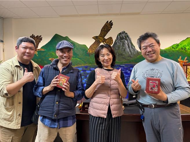 屏東縣滿州國小校長宋佩陵（右二）、教導主任廖朝慧（左一）由親子觀星會前理事長吳雪瑞（左二）及星僑數位站長陳慶鴻（右一）指導，將滿州國小的名字留在天空。（滿州國小提供／羅琦文屏東報導）