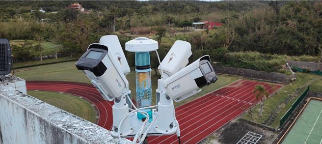 滿州國小觀測火流星的全天魚眼火流星監視設備，記錄到去年雙子座流星雨的火流星。（滿州國小提供／羅琦文屏東報導）