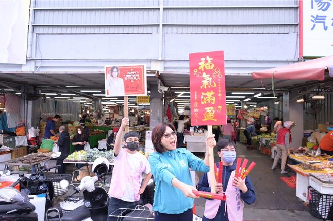 高市议长康裕成5日上午前往市场发送特制春联及红包袋，先行启动拜年行程，预祝市民朋友福气满盈。（康裕成提供／洪浩轩高雄传真）