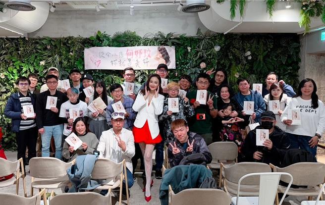 何妤玟（中）跟粉丝大合照。（源鑛娱乐提供）