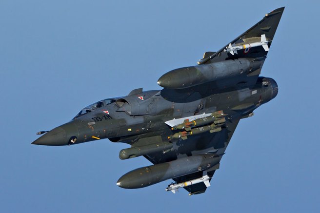 法国空军幻象2000D战机，机身中线加挂2枚锤子炸弹，左右机翼则有2枚魔术空对空飞弹，另有2具副油箱，以及1支光电瞄准筴舱。(图/法国空军)