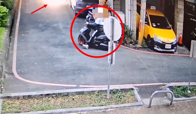 兄弟纠纷竟乱扔鞭炮，害无辜路人遭炸伤，土城警方调阅监视器迅速逮人。（翻摄画面）