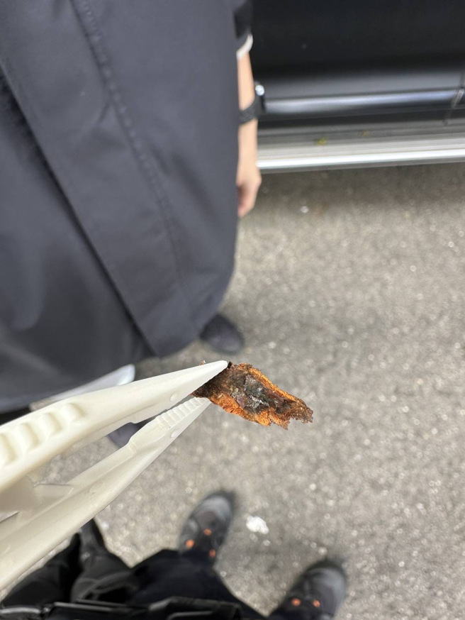 警方在现场查获鞭炮残骸。（翻摄画面）