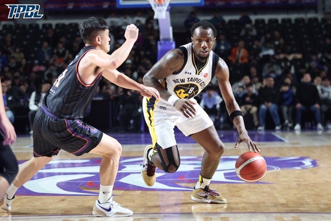 德芬(右)運球輕鬆突破盧冠軒防守。(TPBL提供)