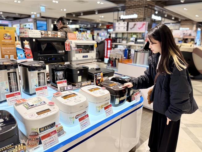 SOGO台北店于1月9日至2月2日推出9大银行刷好康，最高8％回馈，中信SOGO联名卡指定业种合併最高回馈13％。（SOGO提供）