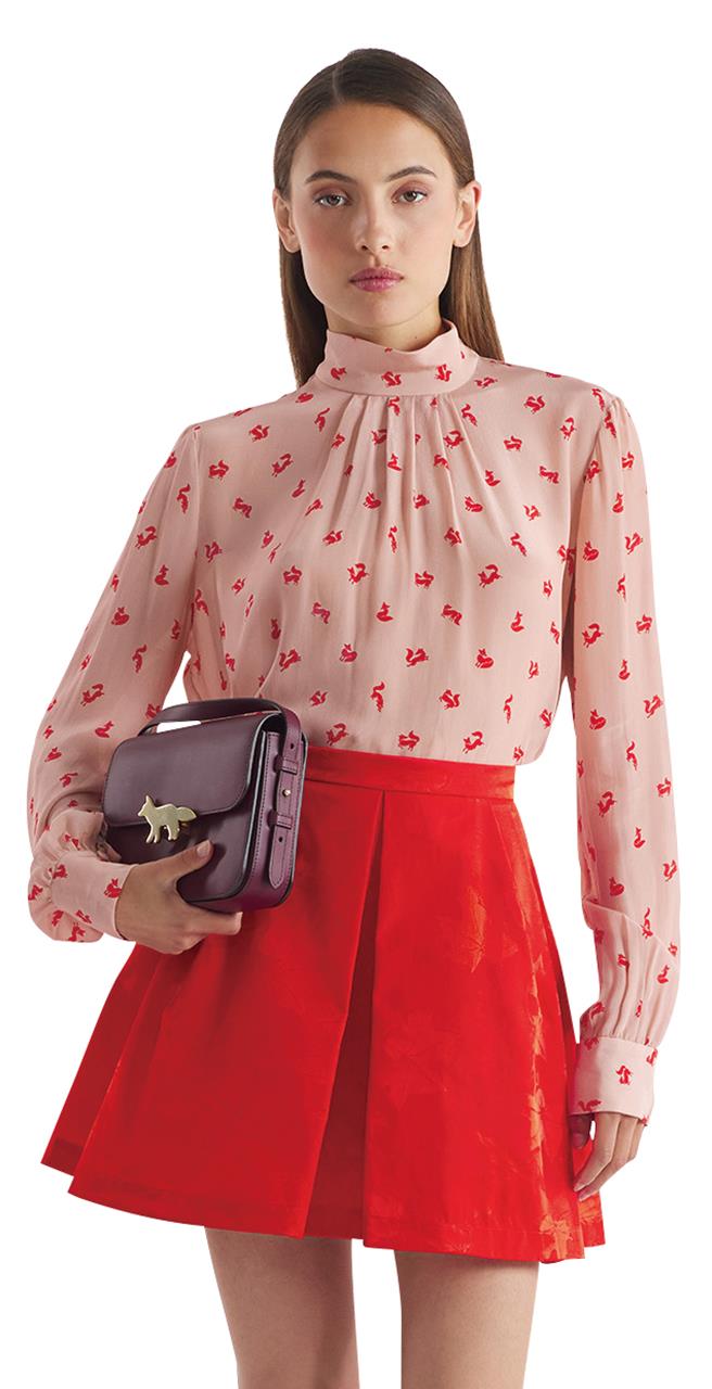 SOGO忠孝馆MAISON KITSUNÉ番茄红落叶印花短裙，1万2000元。（SOGO提供）