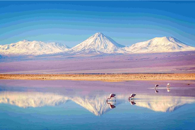 智利「圣佩德罗德阿塔卡马」风蚀沙丘和锯齿状山脊，是一座沙漠中活生生的地形教室。(Booking.com提供)