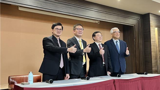 和硕集团董事长童子贤（左1）认为川普上任前开始务实，对台湾是利多币少；共同执行长郑光志（左2）、邓国彦（右2）、副董事长程建中（右1）共同出席。（图／柳名耕摄）