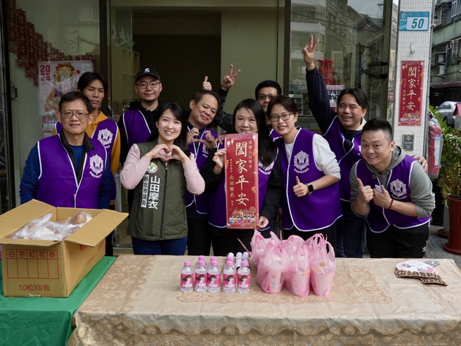 山田摩衣携手板桥群英扶轮社于今（5）日上午在服务处举办「爱心早餐」发放活动。(戴志扬翻摄)