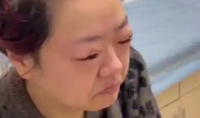 广东女子一口气吃下2.5公斤樱桃后脸部浮肿，并出现喉咙肿痛与呼吸困难的过敏症状。（图／快科技）