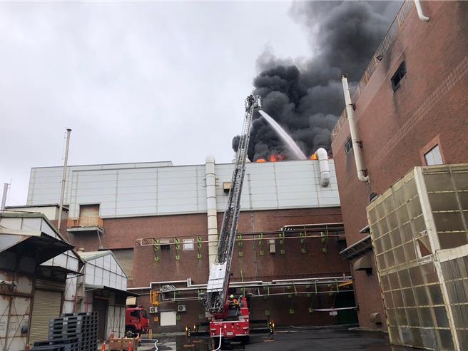 臻鼎旗下子公司先丰通讯位在桃园市观音区经建一路的二厂5日中午起火，大火延烧7小时，实际灾损有待判定。（图／桃市消防局提供）