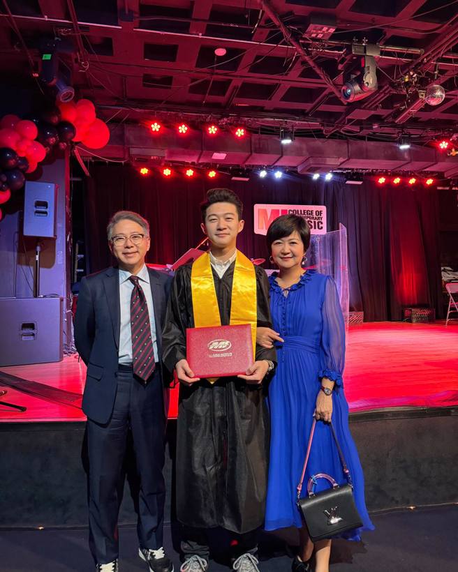 崔佩仪先前跟老公一起参加帅儿毕业典礼，目前贝克宇将继续读硕士。（图／翻摄自崔佩仪 脸书）