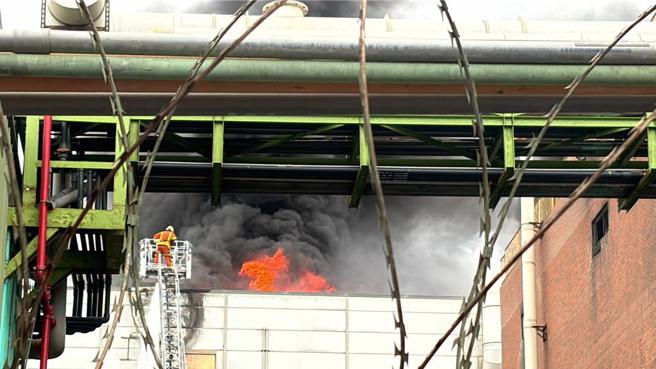 桃園觀音先豐通訊5日中午發生火警。（呂筱蟬攝）