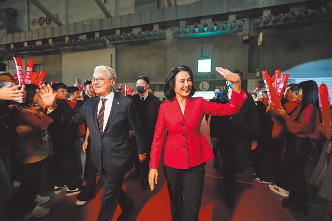 台新金董事长吴东亮（左）与夫人彭雪芬。图／台新金提供