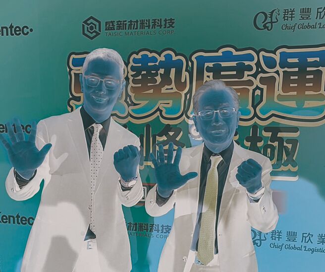 广运集团董事长谢清福（右）、执行长谢明凯。图／袁颢庭